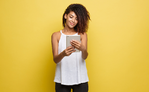 Femme regardant une tablette